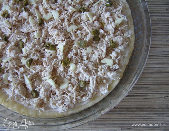 Равномерно распределить мелко нарезанный чеснок, каперсы 