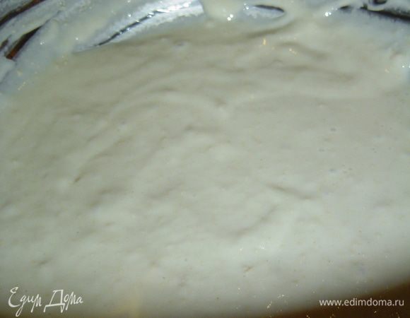 К сухой смеси добавляем теплое молоко и хорошенько перемешиваем, в итоге получаем густую гладкую массу, эту опару ставим в теплое место до тех пор пока масса не увеличится в несколько раз и станет пористой, пузырчатой.