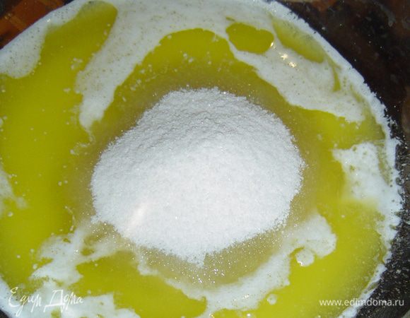 Пока опара подходит, в миске топим масло, добавляем 2 ст.л. сахара, соль, ванильный сахар и по одному вбиваем три яйца, четвертое выливаем в стакан, хорошенько размешиваем и половину так же вливаем в масло(вторую половину оставляем для обмазки пирога), тщательно все перемешиваем. 
