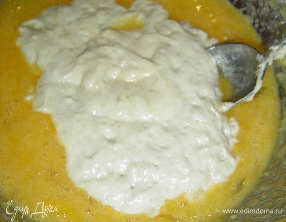 А теперь добавляем подошедшую опару и вмешиваем ее, после этого постепенно добавляем просеянную муку и замешиваем тесто.