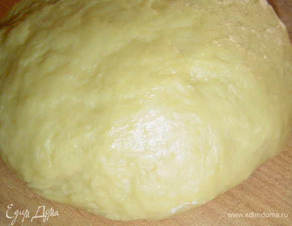 тесто получается эластичное и не липкое, помещаем его в миску, укутываем и ставим в теплое место подходить на час-полтора.