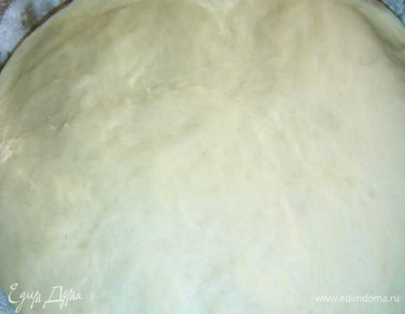 После расстойки тесто нужно обмять.