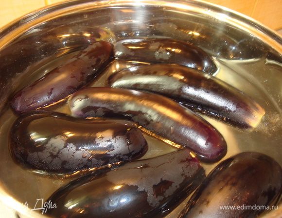 Баклажаны отварить в подсоленой воде, не переварить (минут 10), дать остыть и порезать соломкой, либо как вам больше нравится.