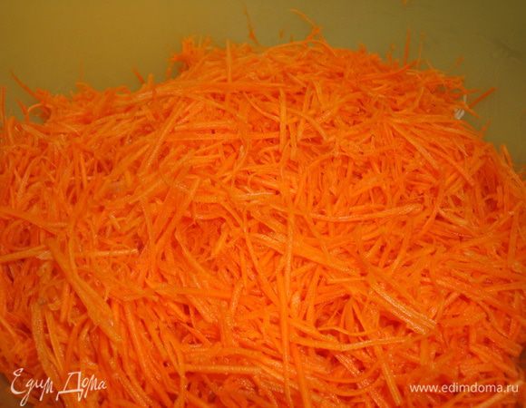 Морковь натереть на крупной терке, либо на терке для корейской моркови.