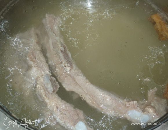из ребрышек сварить бульон, положив в него корень петрушки и соль. мясо извлечь, отделить его от костей и мелко порезать