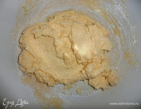 Масло перетереть с сахаром, до однородного состояния