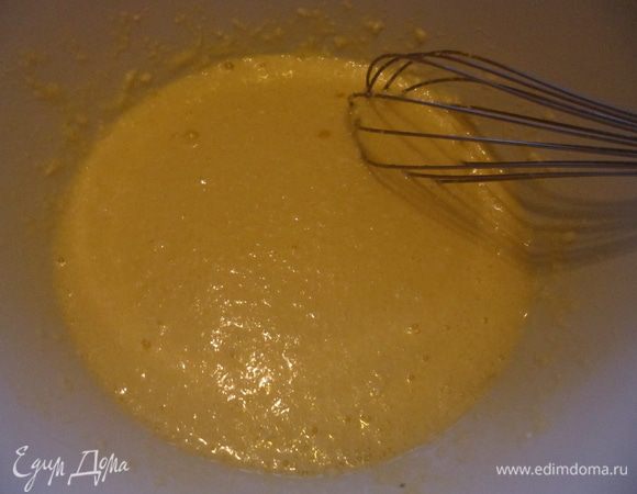 Добавить яйца и хорошо перемешать