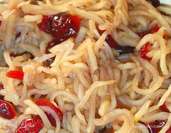 Готовим начинку. Яблоки очищаем, нарезаем тонкой соломкой и слегка отвариваем в воде с сахаром и корицей, это делаем для того, чтобы яблоки выделяли меньше жидкости при выпекании. Вяленые вишни замачиваем в горячей воде на 20 минут. Яблоки смешиваем с вишней, вот и готова начинка.