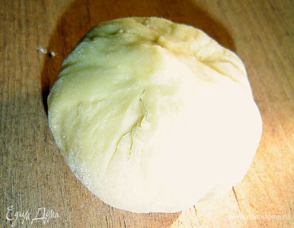 Тесто собираем к верху, защипываем шов, вытягиваем его к верху, формируем такой себе пончик.