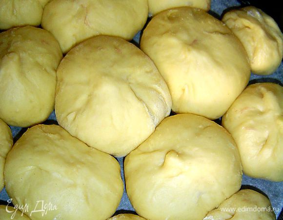 Ставим его в центр формы, а остальные пончики расставляем по кругу, таким образом заполняя форму. Когда форма будет полностью заполнена, накрываем ее полотенцем и ставим на расстойку минут на 25.