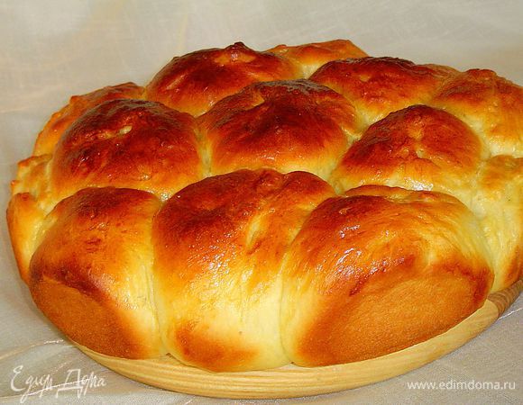 Пирог смазываем яйцом и выпекаем при температуре 180 гр., а через 15 минут еще раз смазываем яйцом, в общей сложности пирог выпекается 30-35 минут, но это будет зависеть от Вашей духовки. Пирог должен быть румяным.