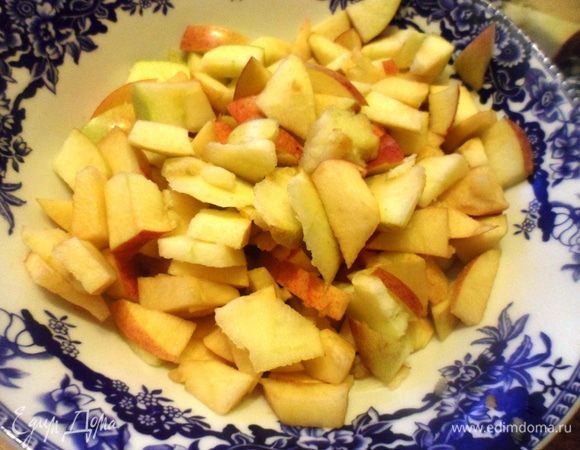 У яблок удалить сердцевину и нарезать небольшими кусочками