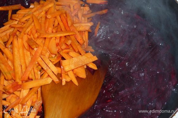 наклить сковороду с маслом. слегка обжарить свеклу, потом добавить морковь и жарить до готовности (ок 3-5 мин) постоянно помешивая
