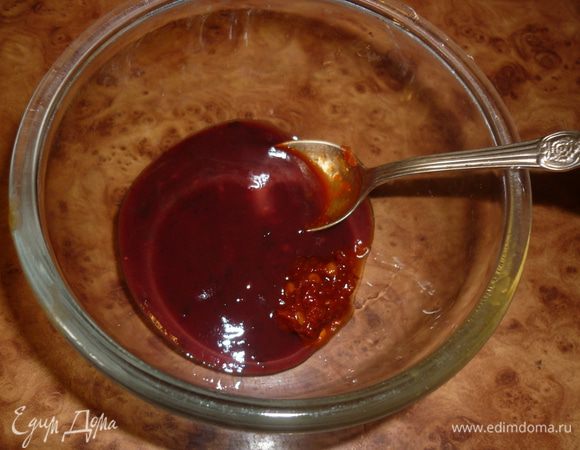 пока жарятся овощи. приготовим соус из аджики, ткемалевого соуса и уксусной кислоты