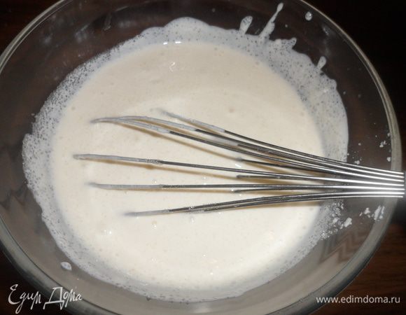 Для крема: Сметану взбить с сахаром.