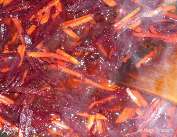 добавить соус к овощам, дать прокипеть и снять с огня