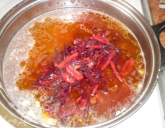 картошку почистить, нарезать кубиками, сварить ее в бульоне. когда  она будет готова, добавить в кастрюлю кукурузу, свеклу с морковью, мелко нарубленную зелень. прокипятить, снять с огня