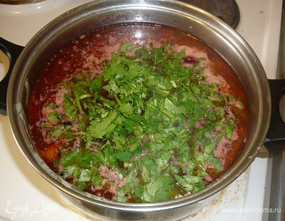 борщ подавть непременно горячим, по желанию добавлять сметану, майонез или наслаждаться чистым вкусом. и помните. чем реже вы кипятите борщ, тем сочнее его цвет. идеальный суп - тот, что сварен и съеден сразу. но у многих нет такой возможности, и мы готовим супы сразу на несколько дней. в таком случае выручает подогрев в микроволновке. вредно. но быстро и удобно. приятного аппетита