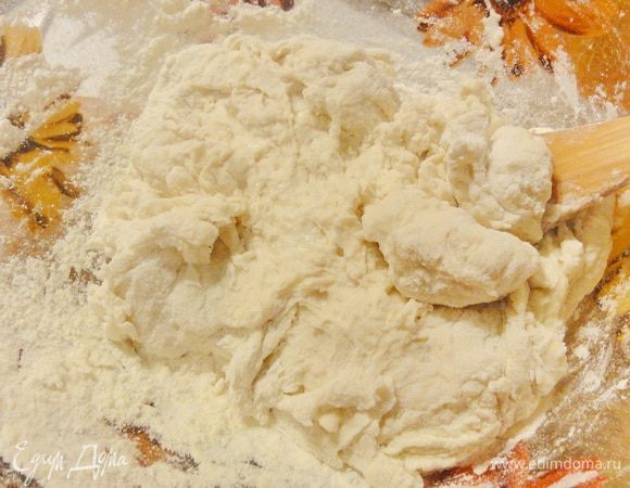 Из муки и теплой воды замесите тесто.