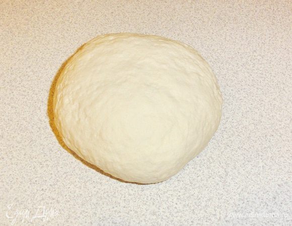 Тесто следует хорошо вымесить, чтобы оно стало эластичным. Накройте тесто пленкой, пока вы делаете начинку. 