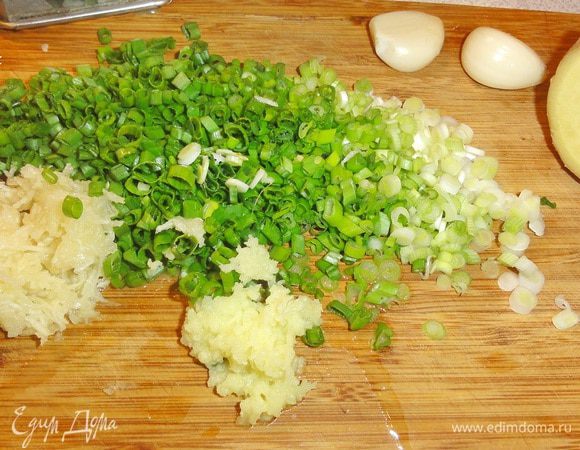 Займемся фаршем. Зеленый лук мелко порежьте. Чеснок и имбирь натрите на мелкой терке.