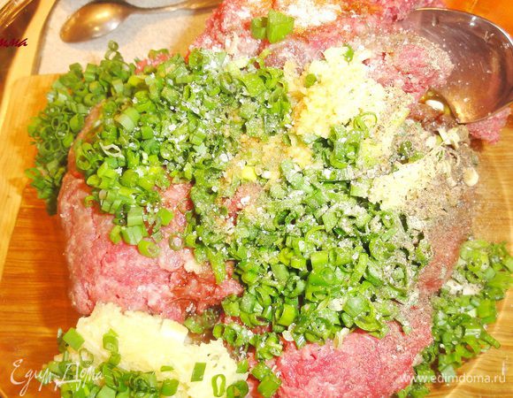 Соедините все ингредиенты с мясным фаршем и тщательно перемешайте.