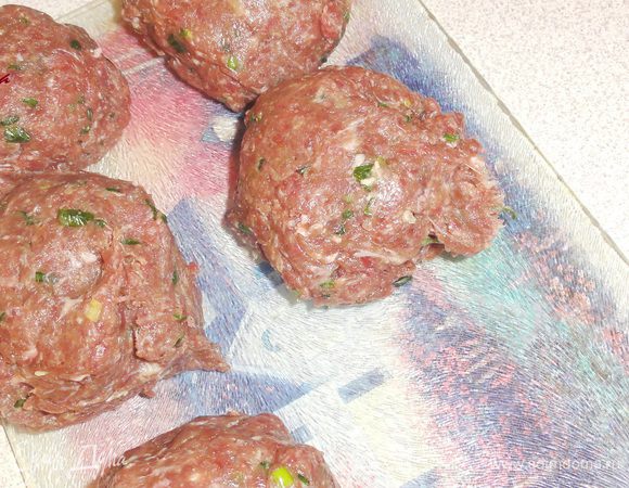 Разделите фарш на 8 частей.