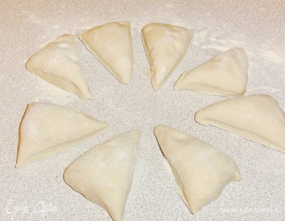 Тоже самое сделайте с тестом. Из каждой части скатайте шар и уберите под салфетку или пленку.