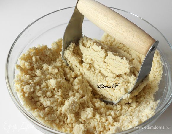 Порубить масло с просеянной мукой в крошку. Добавить соль, разрыхлитель, сахар и ваниль, творог, хорошо перемешать. Добавить яйца и хорошо вымесить.