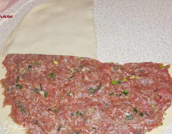 От края до центра сделайте надрез и накройте тестом 1/4 часть начинки.