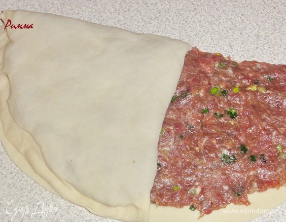 Теперь сверните  накрытую часть так, что бы у вас получилась половинка круга.