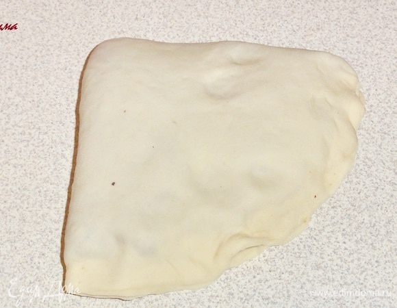 Теперь сложите лепешку еще раз пополам. У вас получится 1/4 часть круга. Слепите края теста.