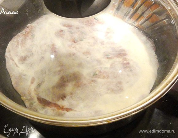 Каждую лепешку жарьте на сухой, горячей сковороде с двух сторон по 3-5 минут, под закрытой крышке.