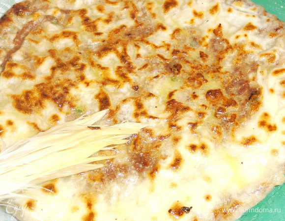 Горячие лепешки смажьте растопленным сливочным маслом.