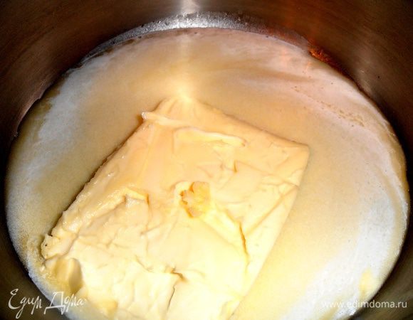 Растопим масло в кастрюле с толстым двойным дном на медленном огне.