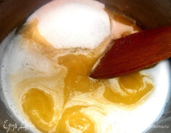 Сахар всыпаем и мешаем до растворения!