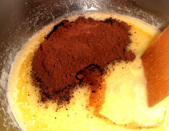 Добавляем какао и водичку(сначала 3ст.л.,остальное,если понадобится в конце,зависит от печенья!)