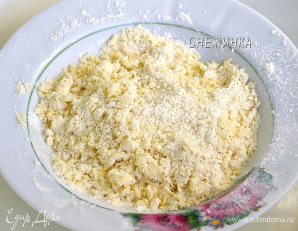 Приготовим штрейзель. Масло с мукой разминаем в крошку.