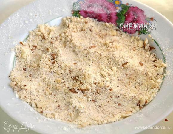 К масляно-мучной смеси добавляем измельченный миндаль, сахар и корицу. Хорошенько перемешиваем. Убираем в холодильник.