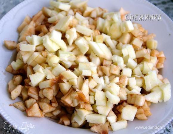 Яблоки очищаем от шкурки и семян. Нарезаем небольшим кубиком.