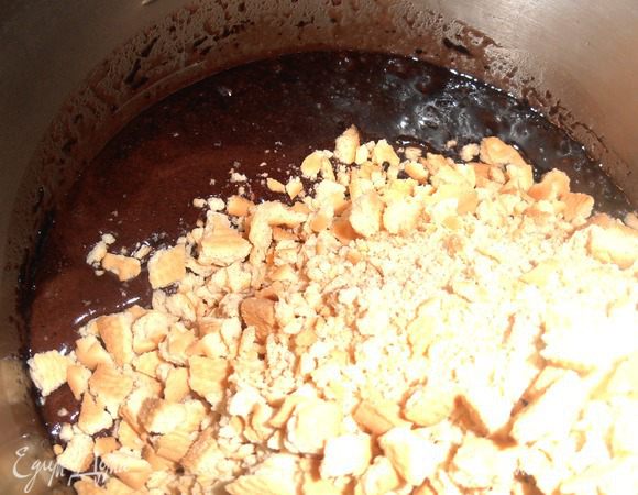 Настала очередь самого главного ингредиента-высыпаем всю крошку!(огонь можно выключать)