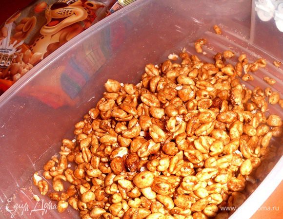 На этом этапе можно добавить 100гр обжаренного и порубленного ореха любого,но у меня старший сын умоляет без орехов-ему нравится мягкий вариан!Поэтому пошла на эксперимент и сыпанула сухих хлопьев!