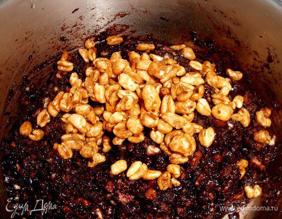 Тоже тщательно перемешиваем в шоколадной массе...