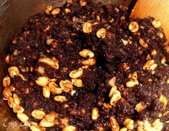 .....Вот тут,если очень туго перемешивать,можно вливать по одной ложке ещё водички...