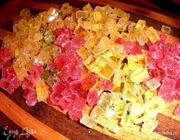 Порубим мармелад острым ножом на кубики...