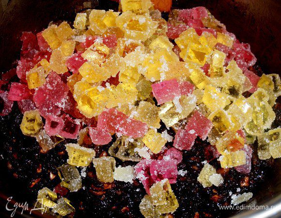 Высыпаем в подостывшую массу...(иначе весь мармелад поплывёт и не будет блестящих вкраплений в кусочке"колбаски"!)