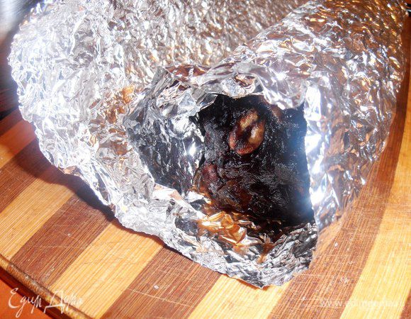 На краях оставляем место для заворачивания и запаковываем первую"колбаску"...