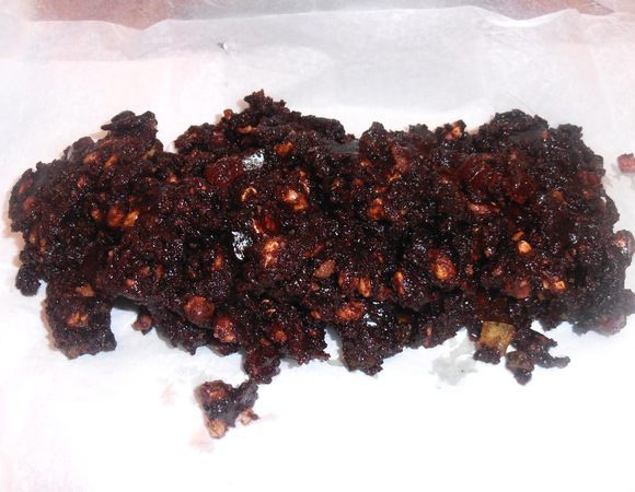 Вторую половину массы выкладываем в бумагу для выпечки-у кого ЧТО есть в наличии!