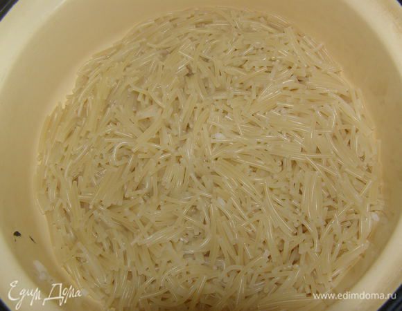 1 ст. макаронных изделий отварить до полуготовности в подсоленной воде, откинуть на дуршлаг