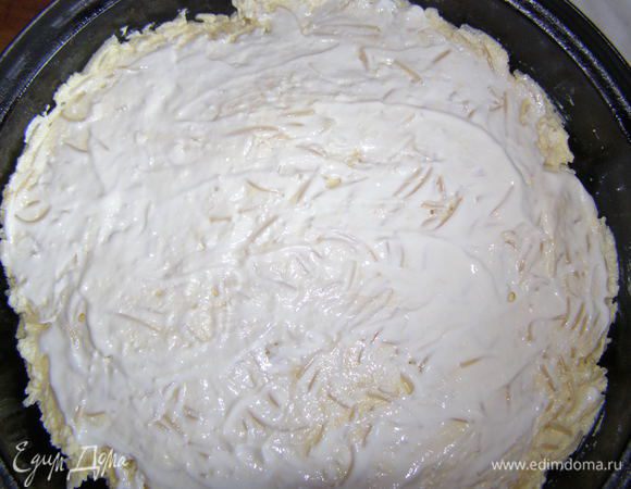 Тесто выложить в смазанную маслом форму, сверху смазать 1 ст. л. сметаны для образования румяной корочки